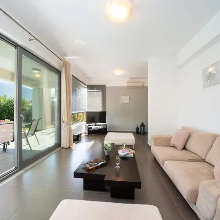 Roses By 카라보밀로스